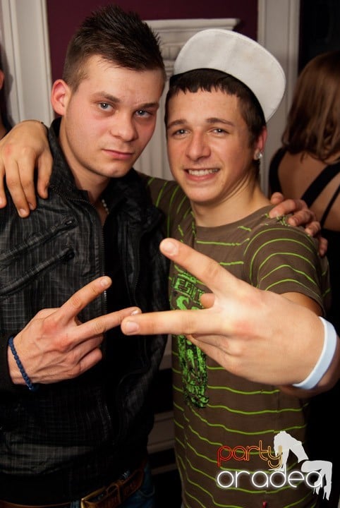 Distracţie mare în Club Atti's, 