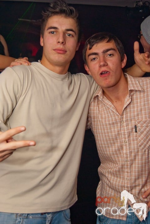 Distracţie mare în Club Atti's, 