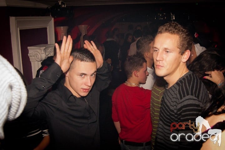 Distracţie mare în Club Atti's, 