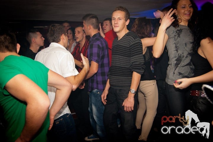 Distracţie mare în Club Atti's, 