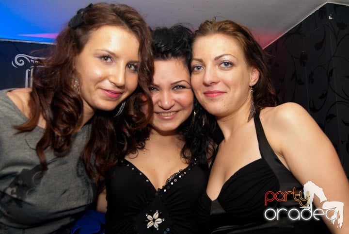 Distracţie mare în Club Atti's, 