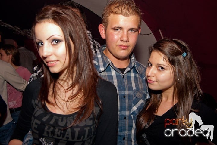 Distracţie mare în Club Atti's, 