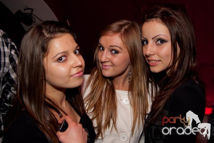 Distracţie mare în Club Atti's, 