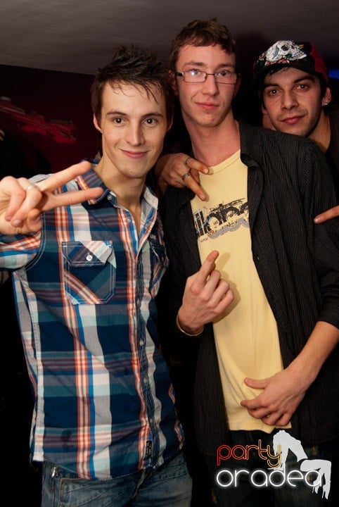 Distracţie mare în Club Atti's, 