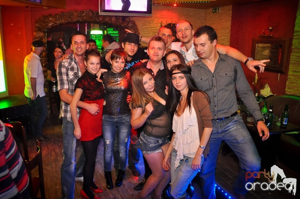 Distracţie şi veselie în Club Downtown, 