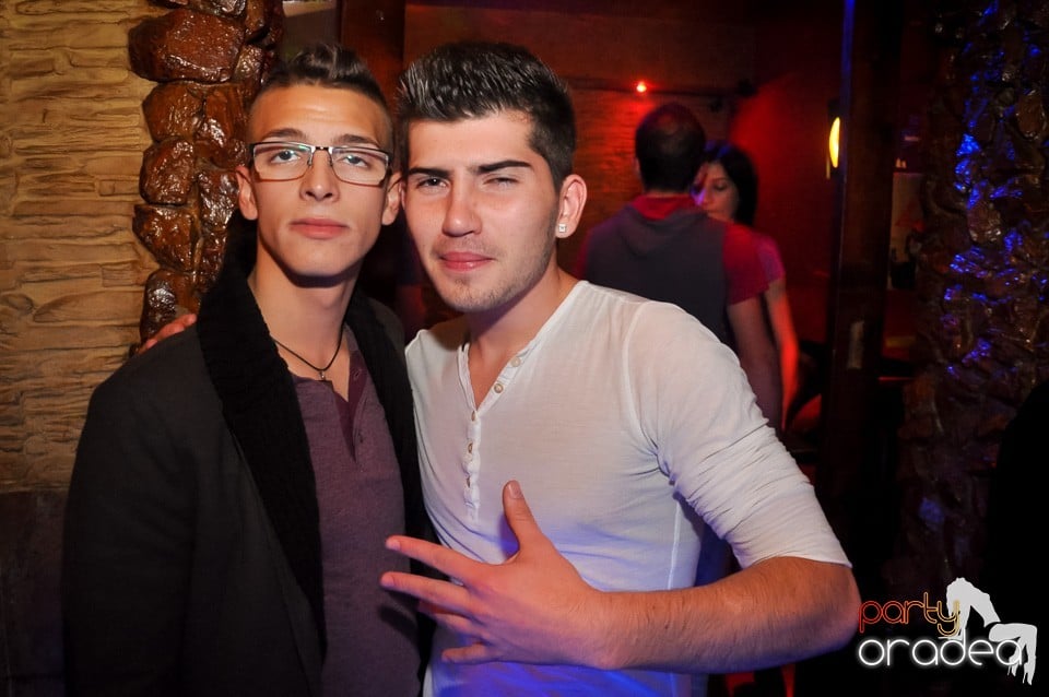 Distracţie şi veselie în Club Downtown, 