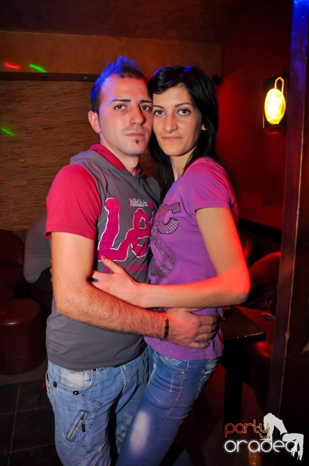 Distracţie şi veselie în Club Downtown, 