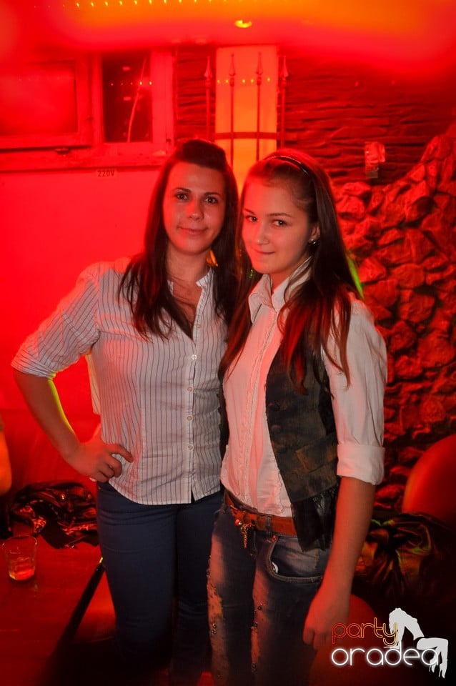 Distracţie şi veselie în Club Downtown, 