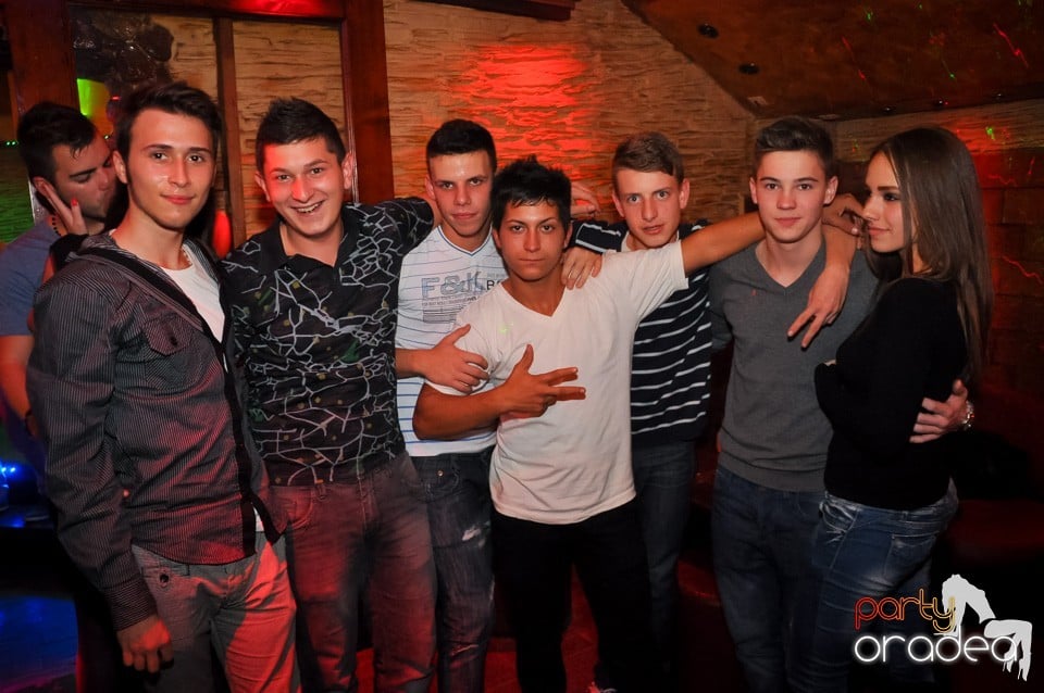 Distracţie şi veselie în Club Downtown, 