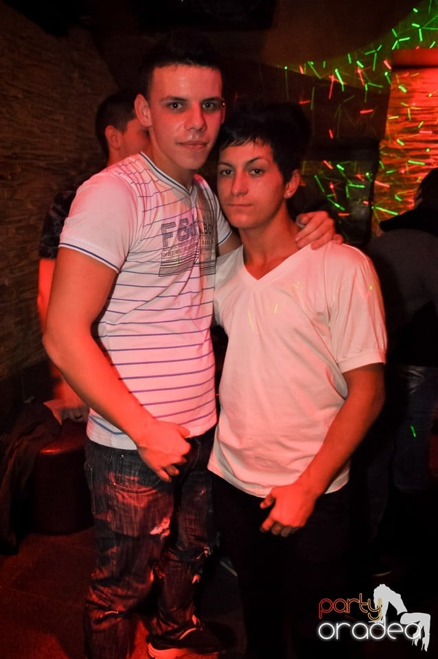 Distracţie şi veselie în Club Downtown, 