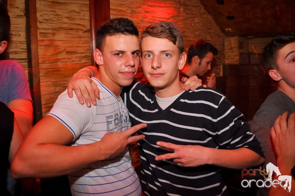 Distracţie şi veselie în Club Downtown, 