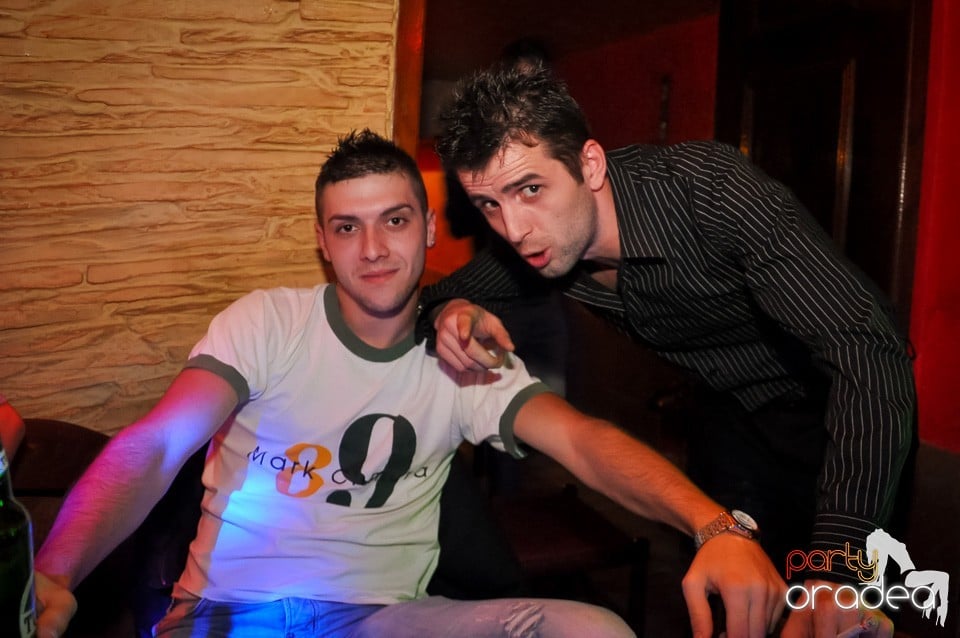 Distracţie şi veselie în Club Downtown, 