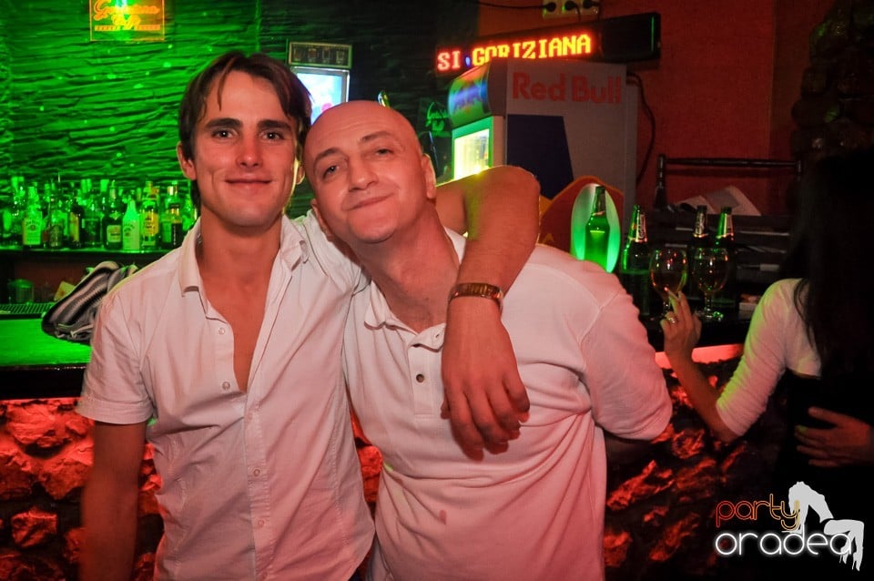 Distracţie şi veselie în Club Downtown, 