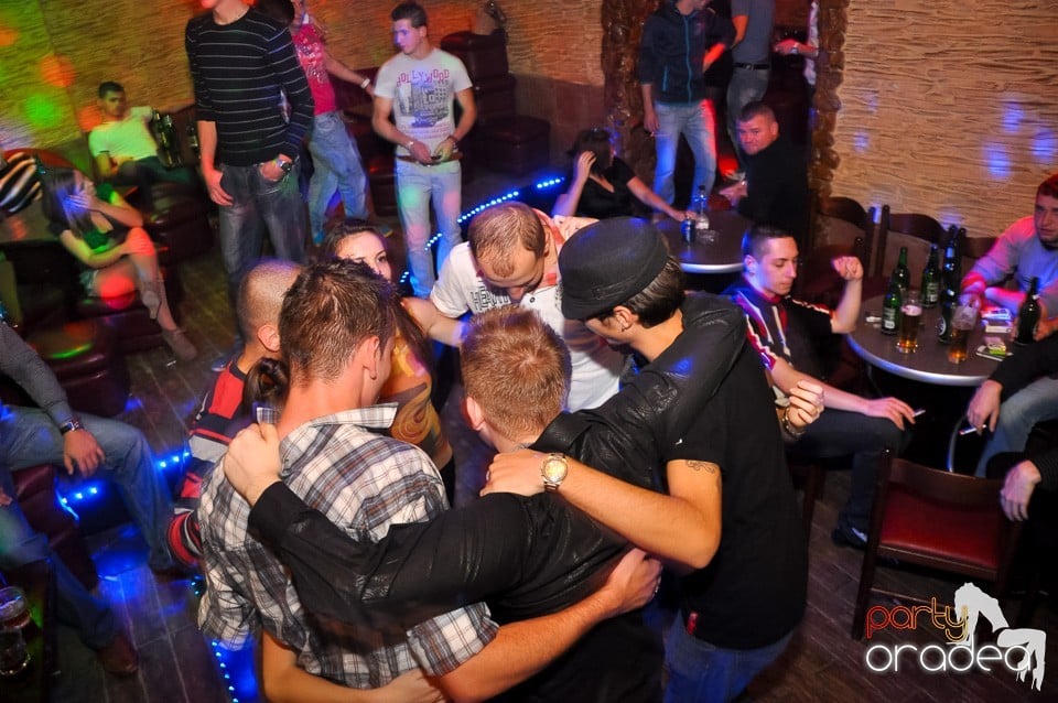 Distracţie şi veselie în Club Downtown, 
