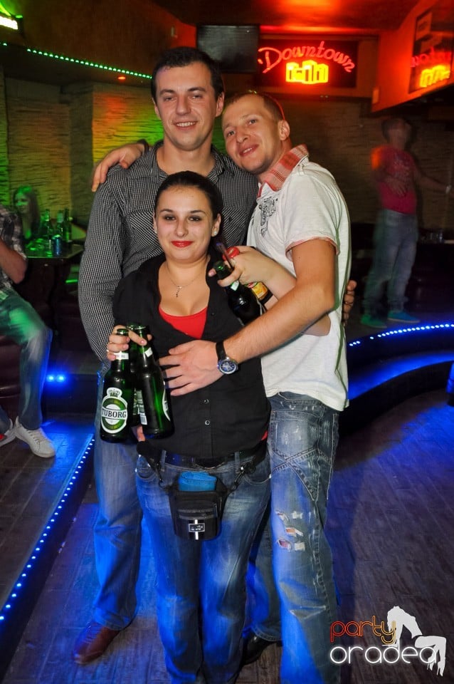 Distracţie şi veselie în Club Downtown, 