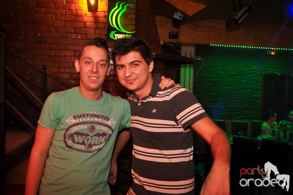 Distracţie şi veselie în Club Downtown, 