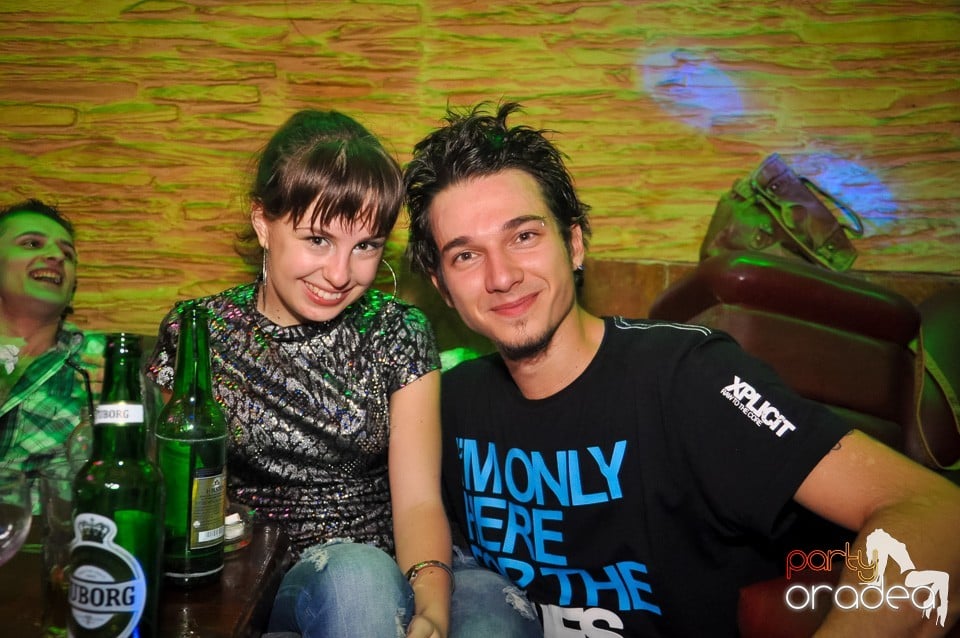 Distracţie şi veselie în Club Downtown, 
