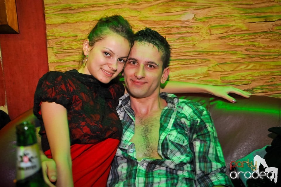 Distracţie şi veselie în Club Downtown, 