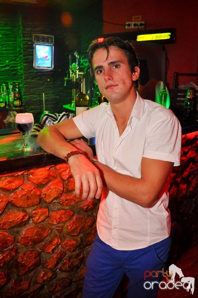 Distracţie şi veselie în Club Downtown, 