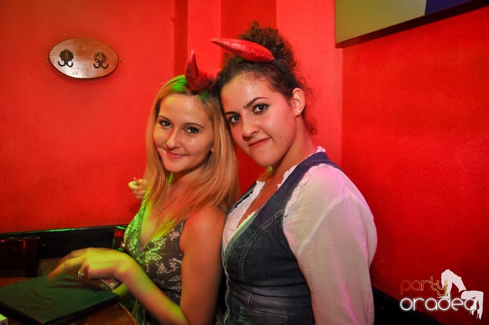 Distracţie şi veselie în Club Downtown, 