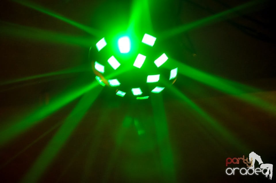 Distracţie şi veselie în Club Downtown, 