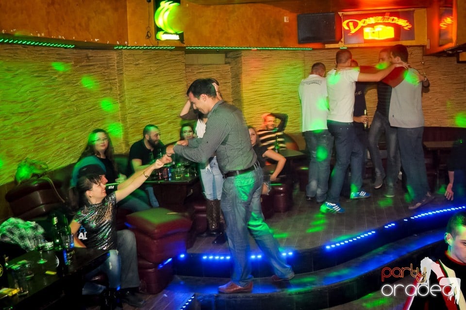 Distracţie şi veselie în Club Downtown, 