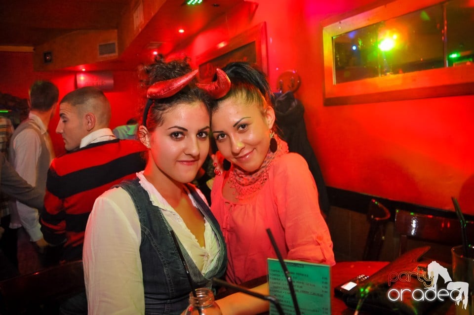 Distracţie şi veselie în Club Downtown, 