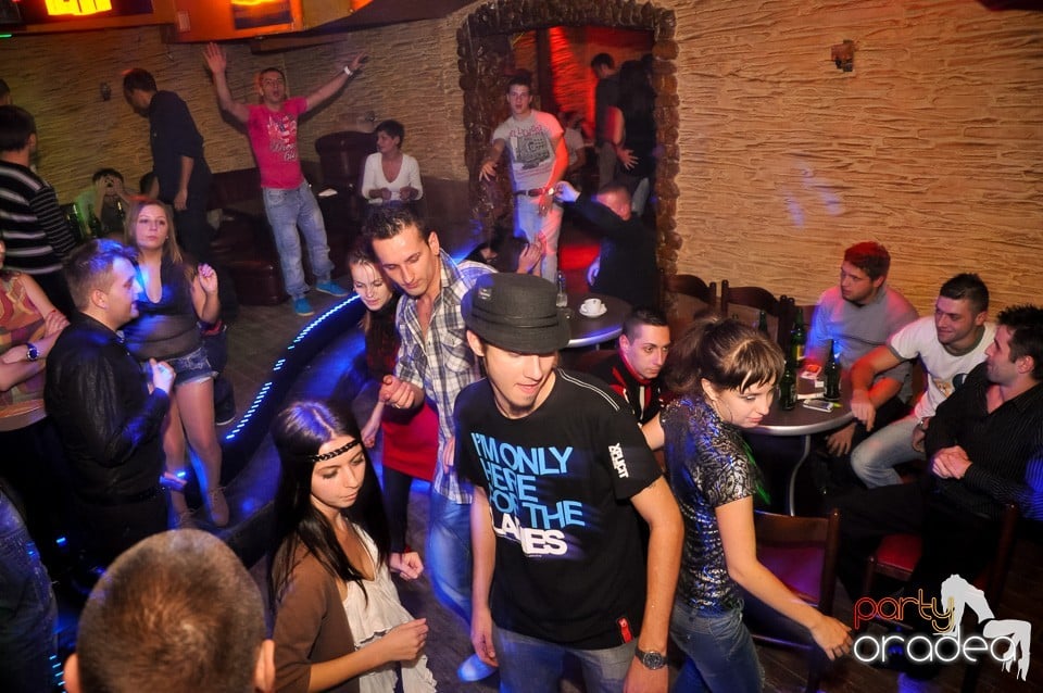 Distracţie şi veselie în Club Downtown, 
