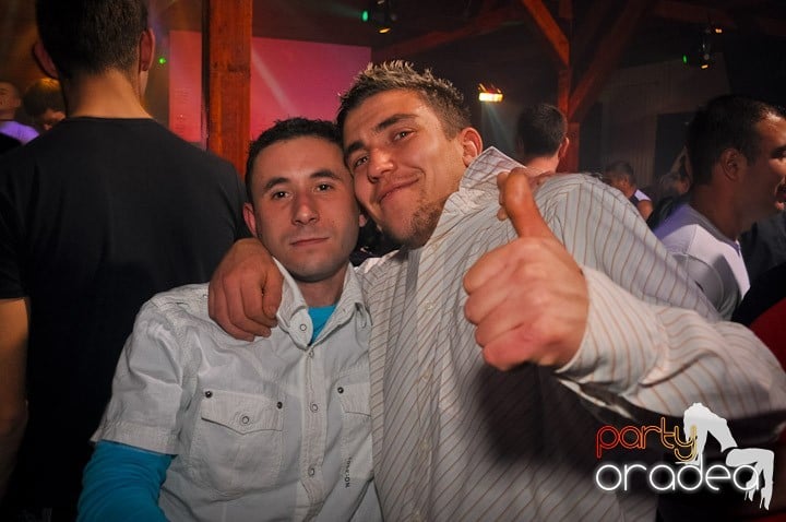 Distracţie şi voie bună în Disco Faház, 