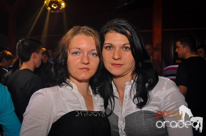 Distracţie şi voie bună în Disco Faház, 