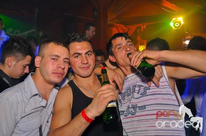 Distracţie şi voie bună în Disco Faház, 