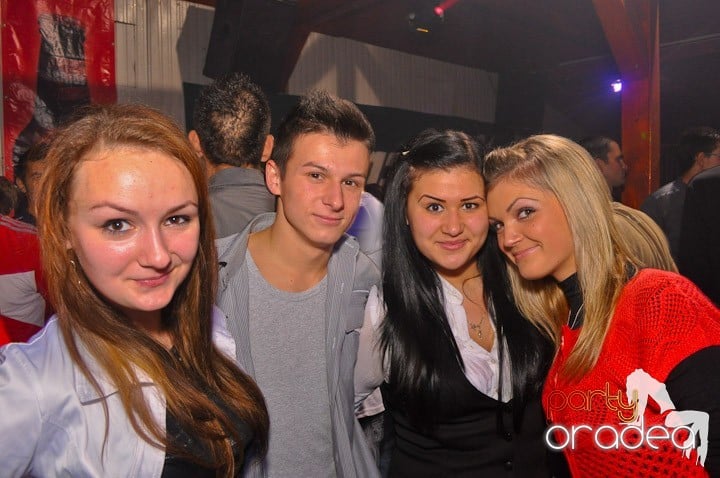 Distracţie şi voie bună în Disco Faház, 