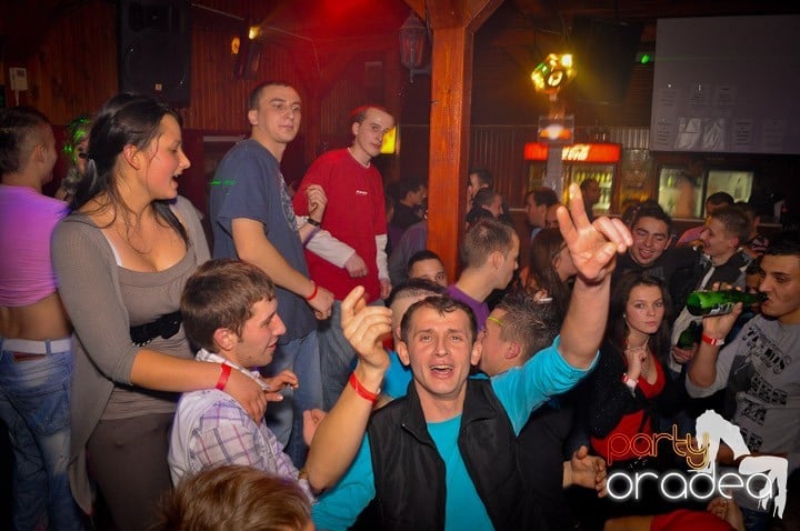 Distracţie şi voie bună în Disco Faház, 