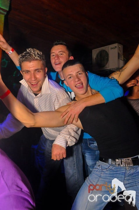 Distracţie şi voie bună în Disco Faház, 