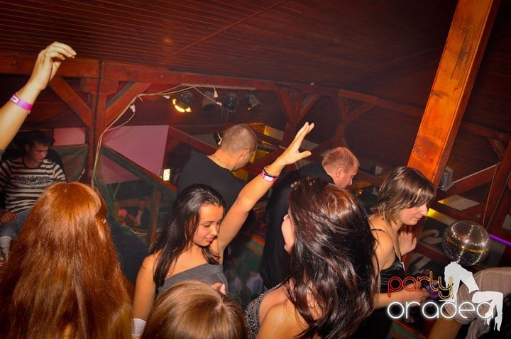 Distracţie şi voie bună în Disco Faház, 