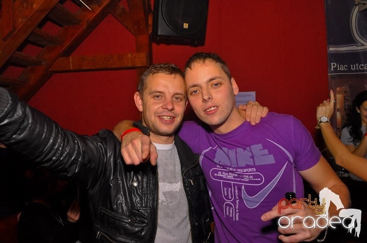 Distracţie şi voie bună în Disco Faház, 