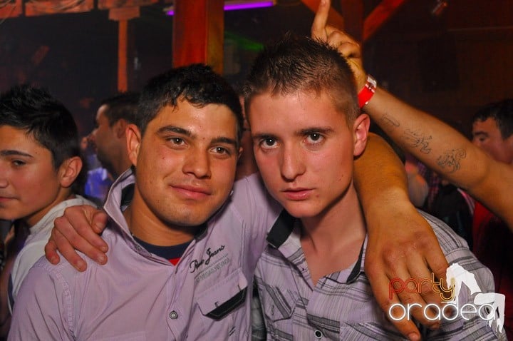 Distracţie şi voie bună în Disco Faház, 