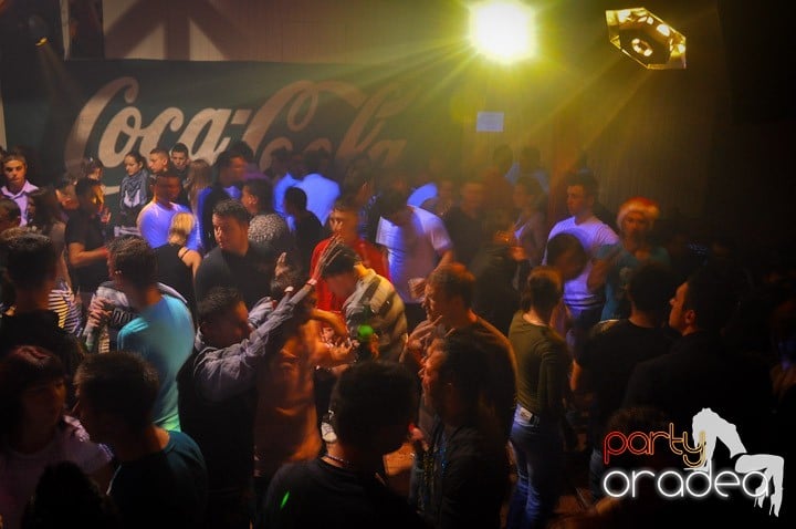 Distracţie şi voie bună în Disco Faház, 