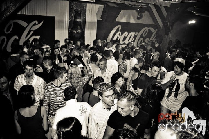 Distracţie şi voie bună în Disco Faház, 