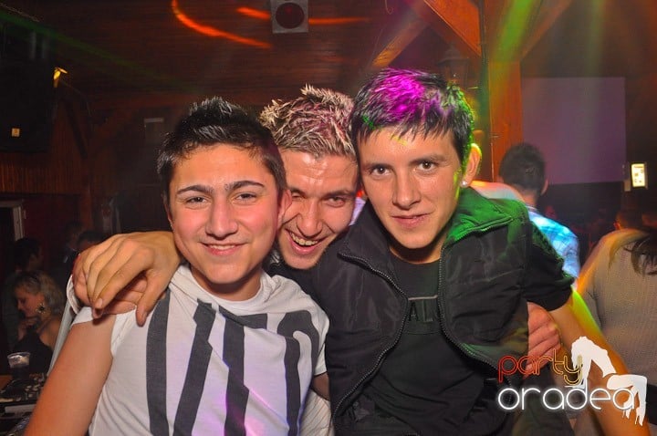 Distracţie şi voie bună în Disco Faház, 