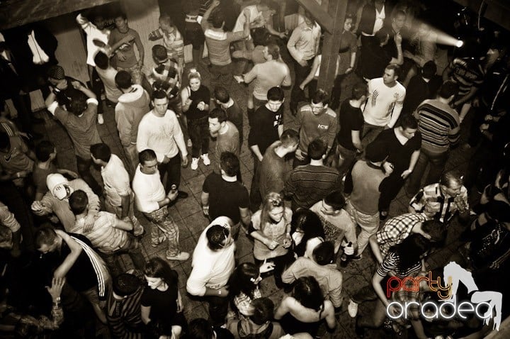 Distracţie şi voie bună în Disco Faház, 