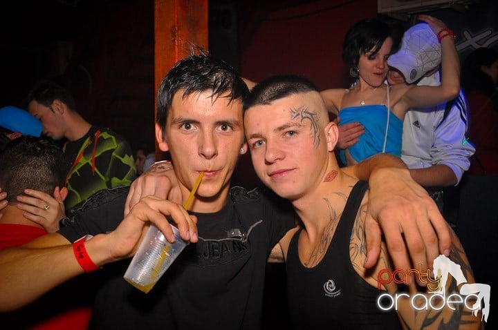 Distracţie şi voie bună în Disco Faház, 