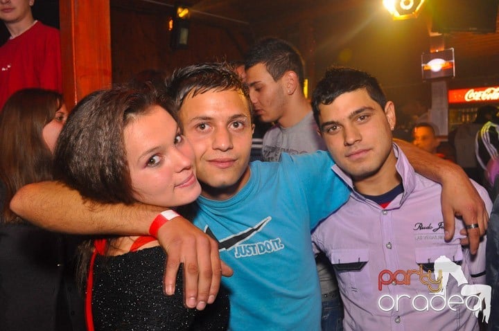 Distracţie şi voie bună în Disco Faház, 