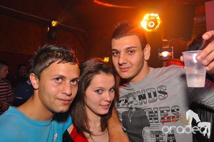 Distracţie şi voie bună în Disco Faház, 