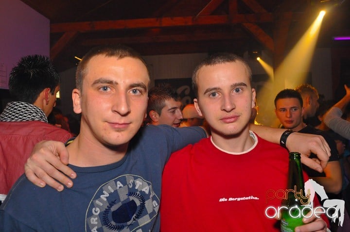 Distracţie şi voie bună în Disco Faház, 