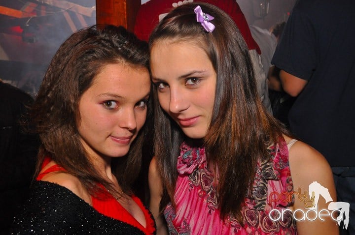 Distracţie şi voie bună în Disco Faház, 