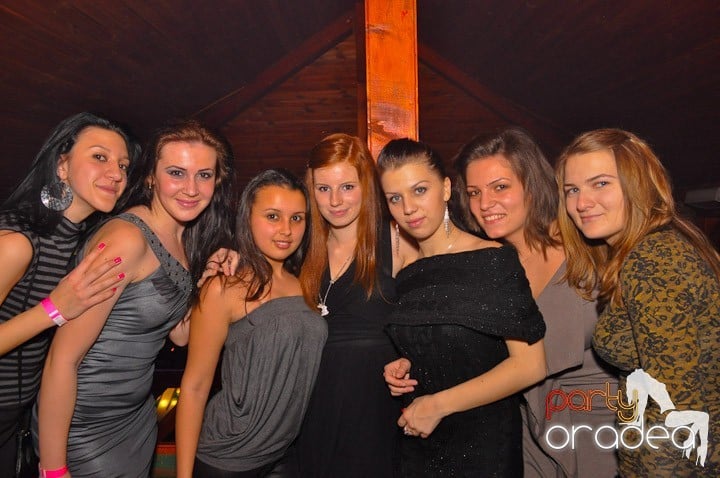 Distracţie şi voie bună în Disco Faház, 