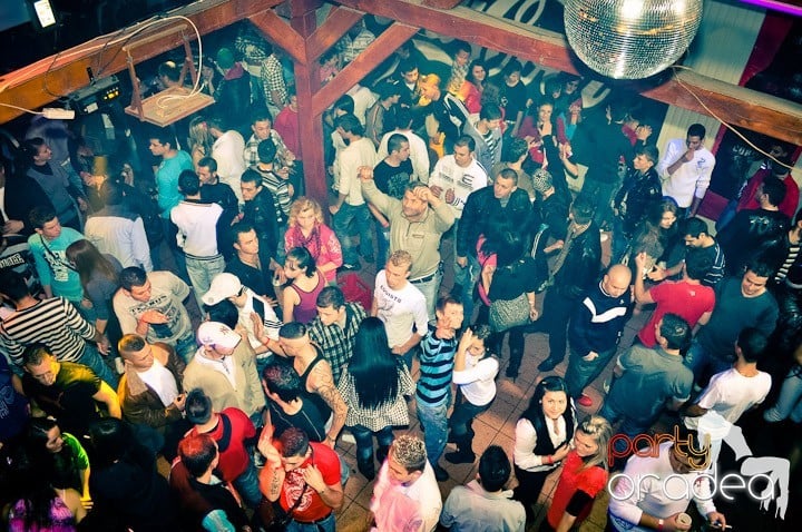 Distracţie şi voie bună în Disco Faház, 