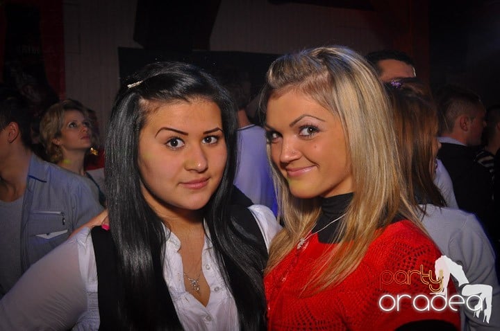 Distracţie şi voie bună în Disco Faház, 