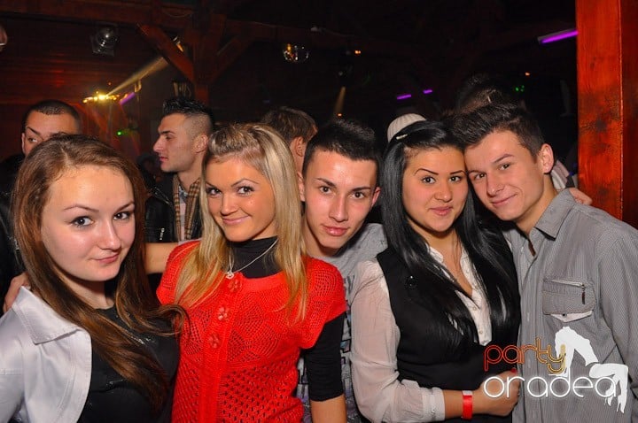 Distracţie şi voie bună în Disco Faház, 